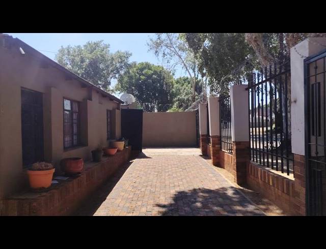 7 BEDROOM HOUSE FOR SALE IN BEZUIDENHOUT VALLEY